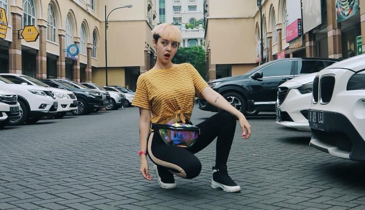 Jarang tersorot media, pemilik nama lengkap Fabiola Elizabeth Agnes ini memang tidak berasal dari kalangan artis. Istri dari Reza SM*SH ini berprofesi sebagai model. (Liputan6.com/IG/fabananash)