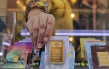 Harga Emas Antam Turun Rp2.000 per Gram, Waktunya Beli?