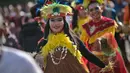 Seorang penari T-Ta menari saat car free day di Bundara HI, Jakarta, Minggu (26/4/2015). Mereka meminta sumbangan kepada warga untuk mengikuti Interntional Folklore Festival di Spanyol. (Liputan6.com/Faizal Fanani)