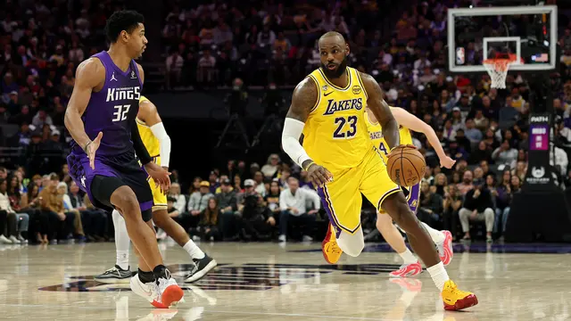 Kings Rusak Debut LeBron James dengan Emblem 23 Tahun di NBA