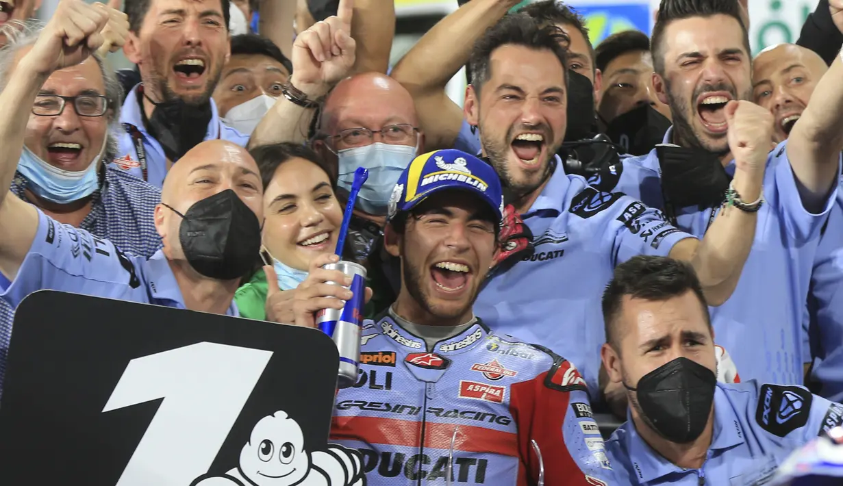 Pembalap tim Gresini Racing, Enea Bastianini merayakan kemenangan pada MotoGP Qatar di Sirkuit Internasional Lusail, Minggu (6/3/2022). Bastianini menyelesaikan balapan dengan waktu 42 menit 13,198 detik untuk merebut kemenangan perdana di kelas MotoGP. (AP Photo/Hussein Sayed)