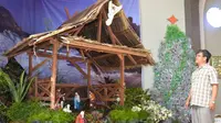 Perayaan Natal tahun 2015 di Paroki Santo Yohanes Penginjil Bengkulu diwarnai dengan pohon natal berbahan bekas. (Liputan6.com/Yuliardi Hardjo Putro) 