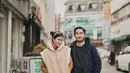 Kala liburan di Korea, keduanya terlihat serasi dengan layering outfit.