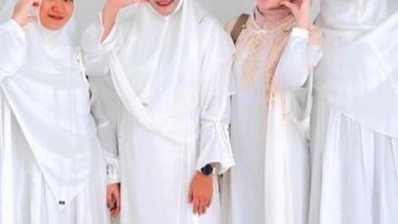 Potret Riang Cahya Adik Happy Asmara Tampil Berhijab saat Umrah, Tak Kalah Cantik dari Sang Kakak