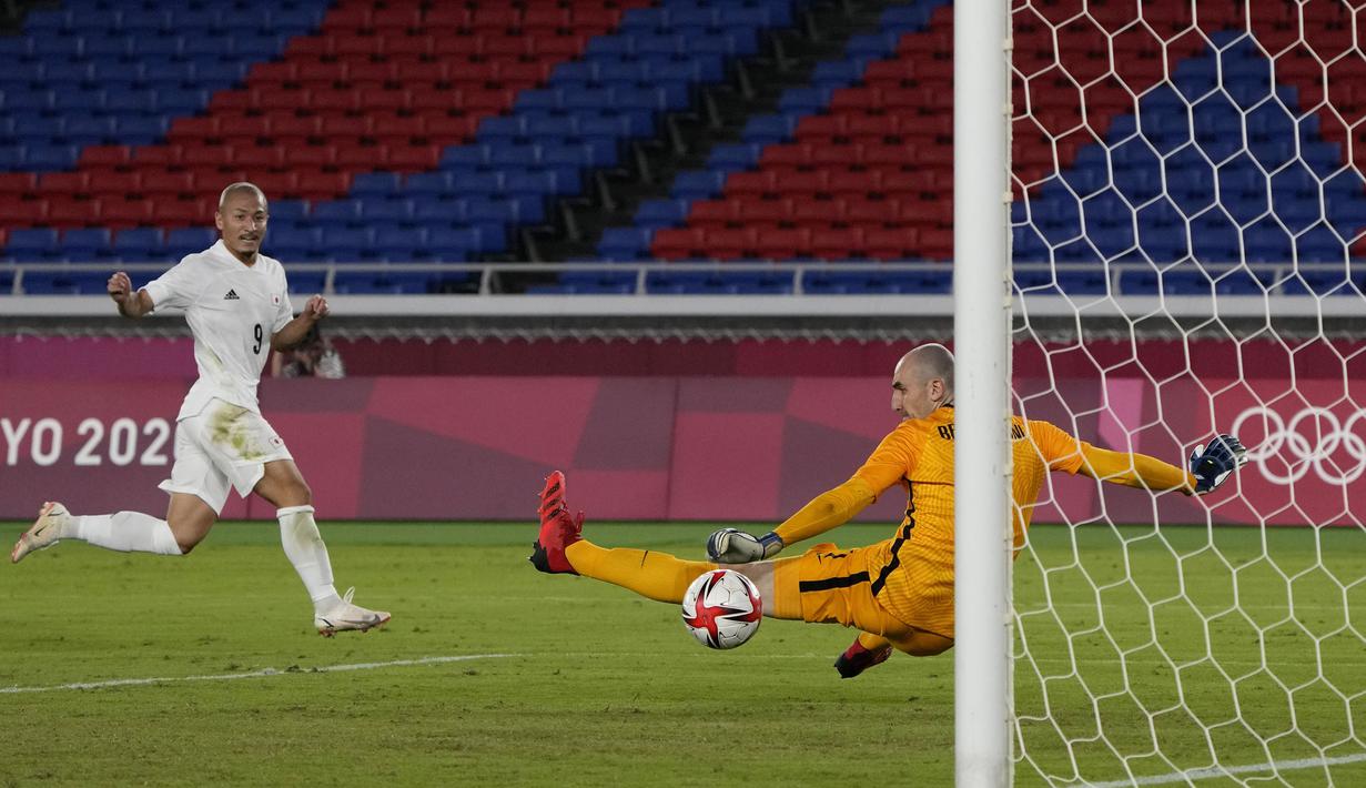 Pada menit injury time, Daizen Maeda pastikan Jepang pesta empat gol tanpa balas ke gawang Les Bleus (julukan tim sepak bola Prancis). Umpan Yuki Soma berhasil ia lesatkan ke pojok kanan dari arah penjaga gawang Prancis. (Foto: AP/Kiichiro Sato)