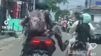 Tangkapan layar video viral diduga prajurit TNI menendang sepeda motor emak-emak yang tengah membonceng anak kecil. (Foto: Istimewa)