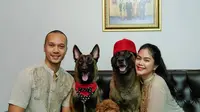 Bima Aryo dengan istrinya Rasyena Hikmayudi dan anjingnya (Sumber: Instagram/bimaaryo)