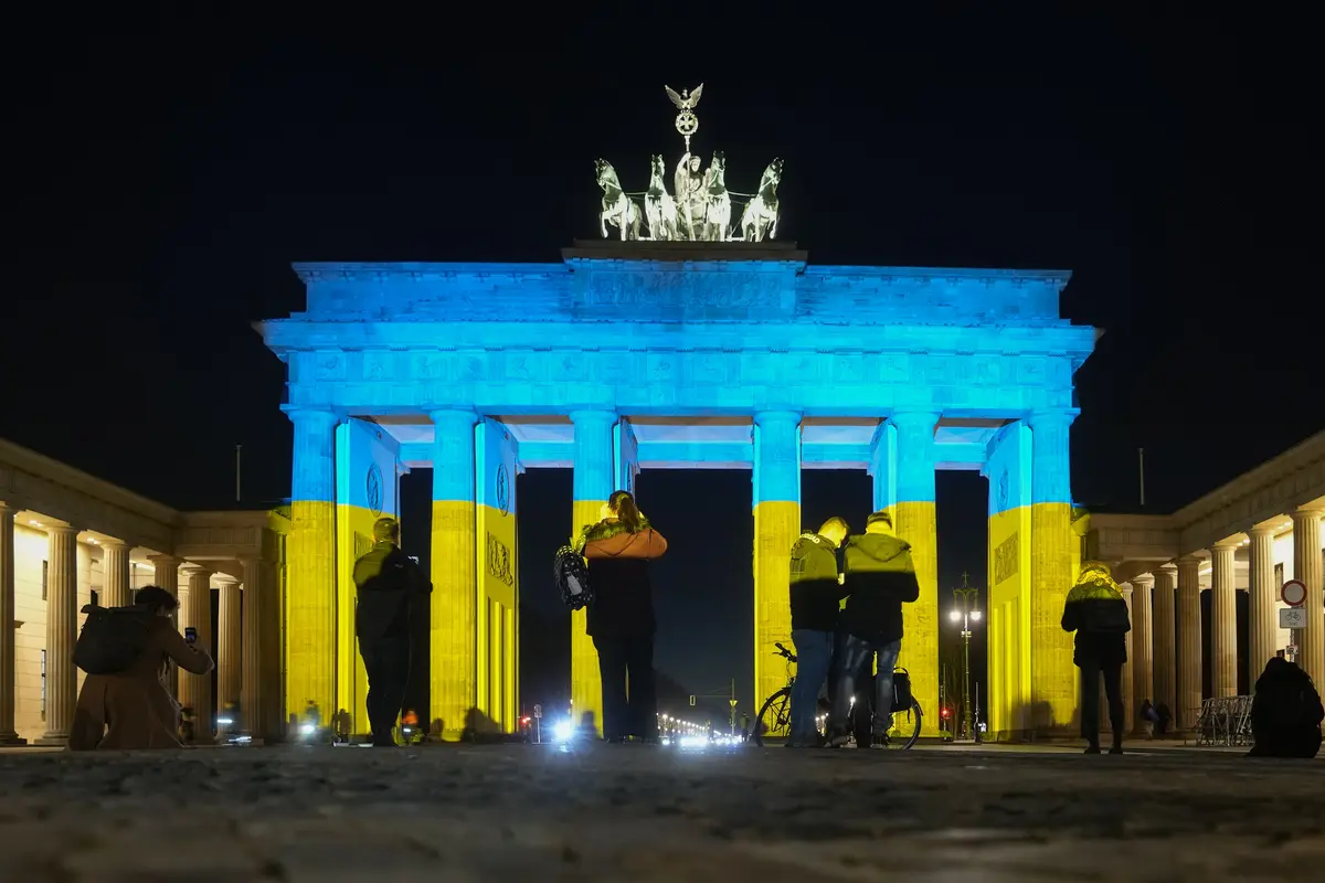 Bangunan di Berlin dan Paris Diterangi Warna Bendera Ukraina