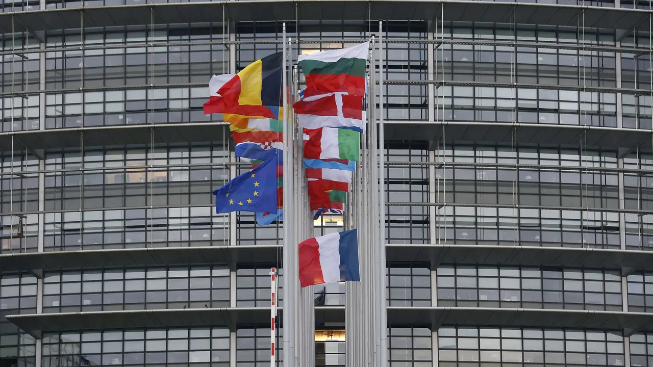 Bendera setengah tiang untuk korban penembakan di kantor Majalan Charlie Hebdo. (Reuters)