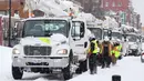 Truk utilitas berbaris saat ribuan orang hidup tanpa listrik setelah badai salju di Buffalo, New York, Amerika Serikat, 26 Desember 2022. Gedung Putih mengatakan Presiden Amerika Serikat Joe Biden otorisasi bantuan pemerintah federal untuk Negara Bagian New York. (Joseph Cooke/The Buffalo News via AP)