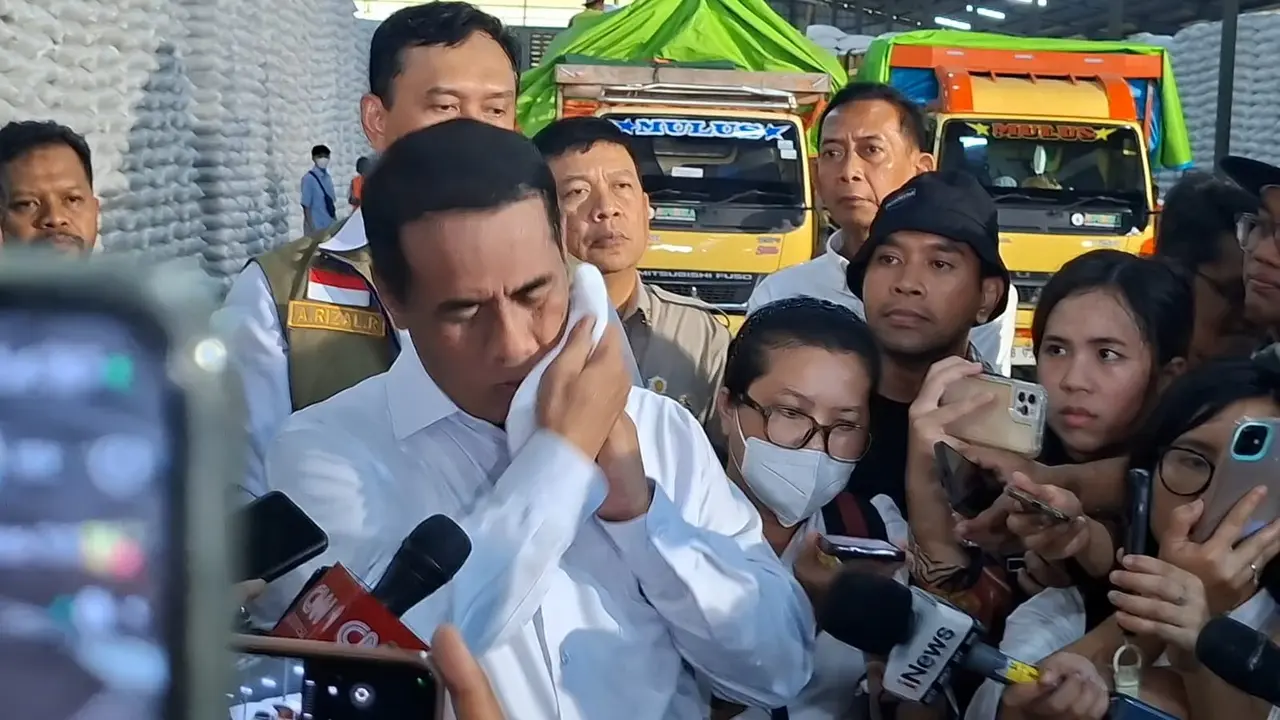 Menteri Pertanian (Mentan) Andi Amran Sulaiman menyeka peluh di di gudang beras Bulog, Karawang, Jawa Barat, Kamis (23/4/2026). (Liputan6.com/Arief)