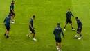 Para pemain Italia selama sesi latihan di stadion Hive di London, Inggris, Senin (5/7/2021). Italia akan menghadapi Spanyol pada babak semifinal Euro 2020  di Stadion Wembley, Inggris. (AP/Matt Dunham)
