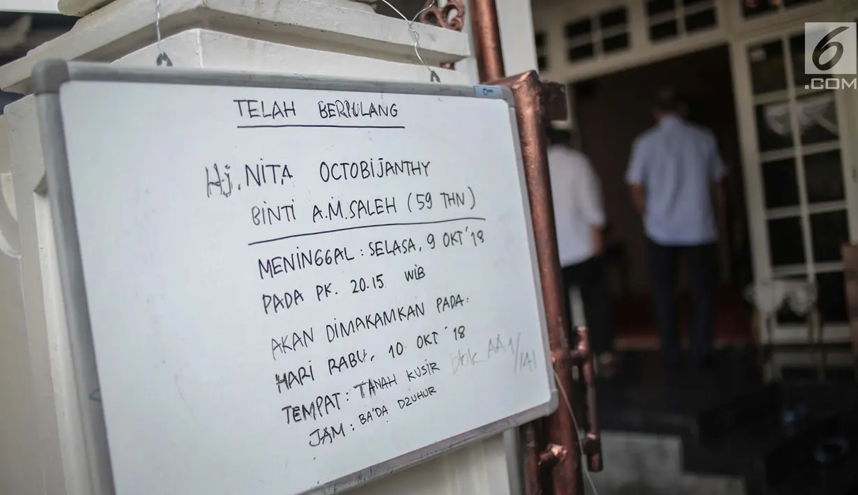 Papan pemberitahuan meninggalnya istri komedian senior Indro Warkop, Nita Octobijanthy di rumah duka kawasan Pulo Mas, Jakarta, Rabu (10/10). Rencananya jenazah istri Indro Warkop akan dimakamkan di TPU Tanah Kusir hari ini. (Liputan6.com/Faizal Fanani)