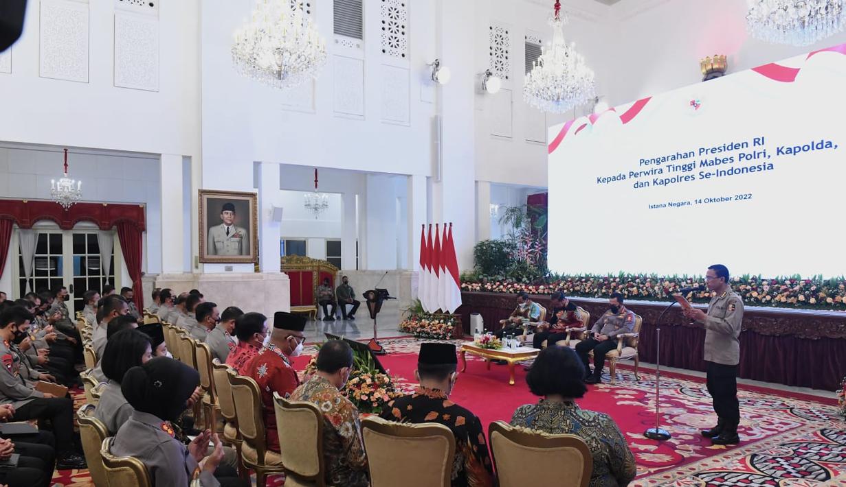 Presiden Joko Widodo bersama Kapolri Jenderal Listyo Sigit Prabowo dan Menteri Koordinator Bidang Politik dan Keamanan Mahfud MD berdoa saat melakukan pertemuan dengan jajaran Kepolisian Negara Republik Indonesia (Polri), di Istana Negara, Jakarta, Jumat (14/10/2022). (Foto: Lukas - Biro Pers Sekretariat Presiden)