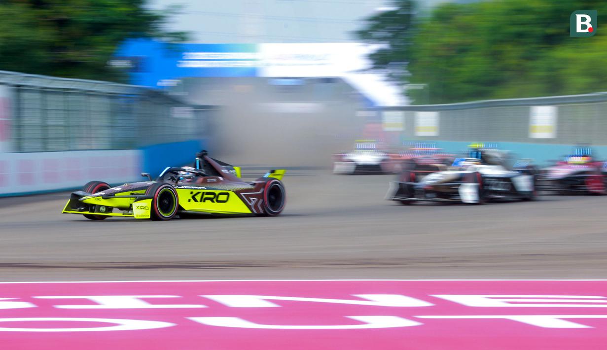 Pembalap tim Kiro Racing, Dan Ticktum (kiri) memimpin balapan saat ajang Jakarta E-Prix 2025 yang berlangsung di Jakarta International ePrix Circuit, Ancol, Sabtu (21/6/2025). (Bola.com/M Iqbal Ichsan)