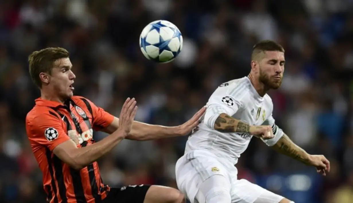 Bek Real Madrid, Sergio Ramos (kanan) berebut bola dengan pemain Shakhtar Donetsk, Oleksandr Hladkyi, di laga Grup A Liga Champions yang berlangsung di Stadion Santiago Bernabeu, Madrid, Spanyol. Rabu (16/9/2015) dini hari WIB. (AFP Photo/Javier Soriano)