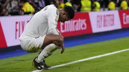 Pemain Real Madrid, Jude Bellingham tertunduk lesu saat laga lanjutan Liga Spanyol 2024/2025 melawan Barcelona di Santiago Bernabeu, Madrid, Spanyol, Minggu (27/10/2024) WIB. (AP Photo/Manu Fernandez)