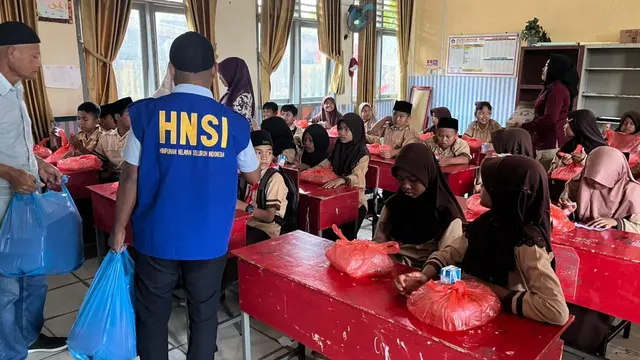 DPP HNSI bersama Dewan Pimpinan Daerah (DPD) dan Dewan Pimpinan Cabang (DPC) HNSI di seluruh Indonesia menggelar MBG secara serentak dengan tema “Makan Bergizi Gratis HNSI Bersama Anak Nelayan”, Kamis (12/12) (Istimewa)