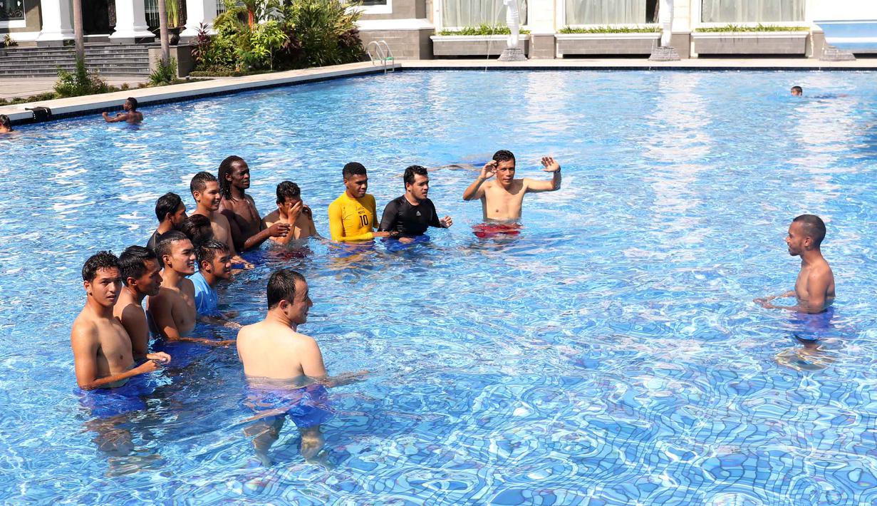 Para Pemain Semen Padang saat berenang di Kolam Renang Hotel Adhiwangsa, Solo, Minggu(13/12/2015). (Bola.com/Nicklas Hanoatubun)