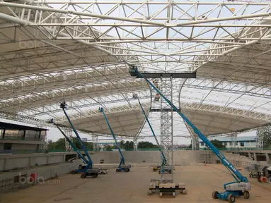Pemasangan rangka besi untuk atap Velodrome oleh tenaga ahli, venue ini berada di Rawamangun, Jakarta Timur, (3/11/2017). Velodrome akan di gunakan untuk Asian Games 2018. (Bola.com/Nick Hanoatubun)