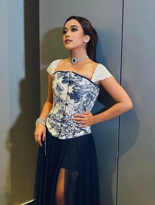 <p>Lihat saja penampilan Brisia yang menawan saat ia mengenakan gaun warna biru putih ini. Dengan gaya rambut yang dikuncir, ia tampak menawan. [Foto: instagram/brisiajodie96]</p>