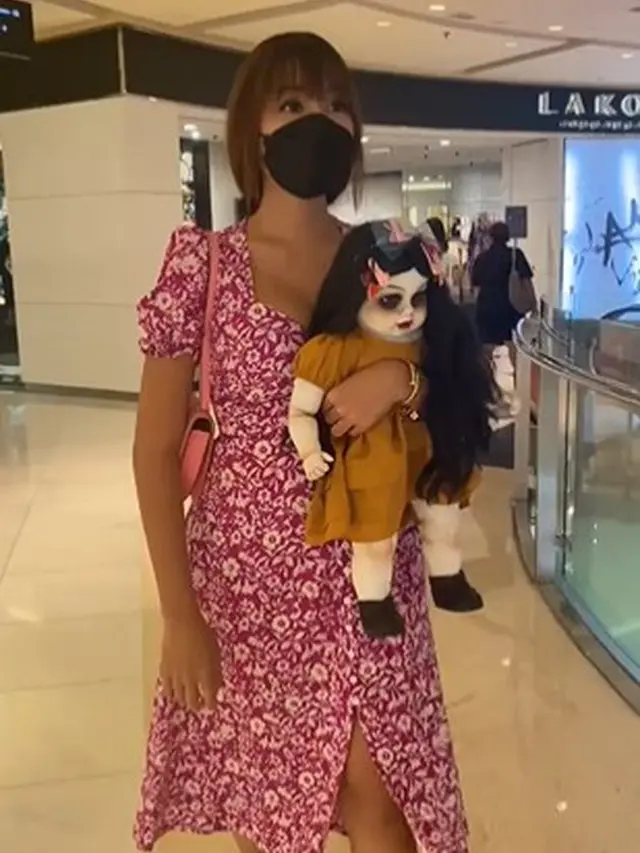 6 Potret Selebriti yang 'Adopsi' Boneka Bayi, Sudah Dianggap Sebagai Anak
