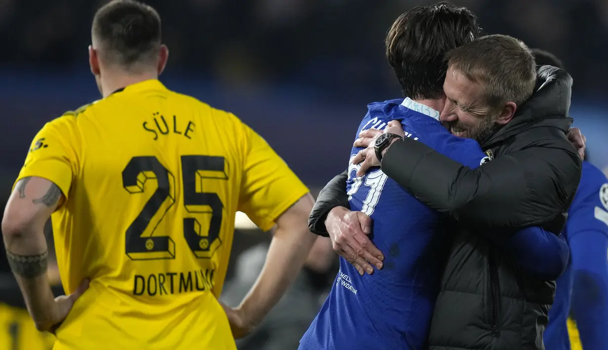 Pelatih Chelsea, Graham Potter memeluk bek Ben Chilwell usai bertanding melawan Borussia Dortmund pada pertandingan leg 2 babak 16 besar Liga Champions di Stamford Bridge, London, Rabu (8/3/2023). Kemenangan ini memastikan langkah Chelsea lolos ke babak delapan besar alias perempat final Liga Champions 2022-2023. Chelsea unggul agregat 2-1 atas Dortmund. (AP Photo/Alastair Grant)