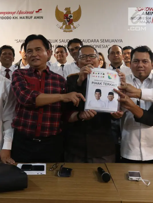 Ketua Tim Hukum Joko Widodo-Ma’ruf Amin Yusril Ihza Mahendra  (kiri) bersama Wakil Ketua Bidang Hukum TKN Arsul Sani dan  Direktur Hukum dan Advokasi TKN Ade Irfan Pulungan menunjukkan berkas saat memberi keterangan di Jakarta, Senin (17/6/2019). (Liputan6.com/Angga Yuniar)
