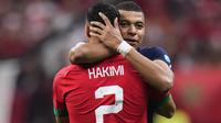 Pemain Prancis,&nbsp;Kylian Mbappe memeluk pemain Maroko, Achraf Hakimi setelah laga semifinal Piala Dunia 2022 yang berlangsung di Al Bayt Stadium, Qatar, Rabu (14/12/2022) waktu setempat. (AP Photo/Manu Fernandez)