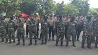 Srikandi TNI Mengawasi Demo Hari Buruh 2018 di Ring Satu. (Merdeka.com/Nur Habibie)
