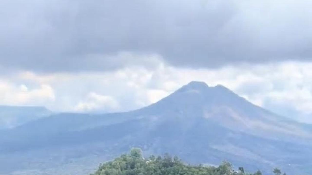 Dari balkon minimarket ini, pengunjung bisa menikmati pemandangan gunung dan hamparan hijau yang sangat asri.