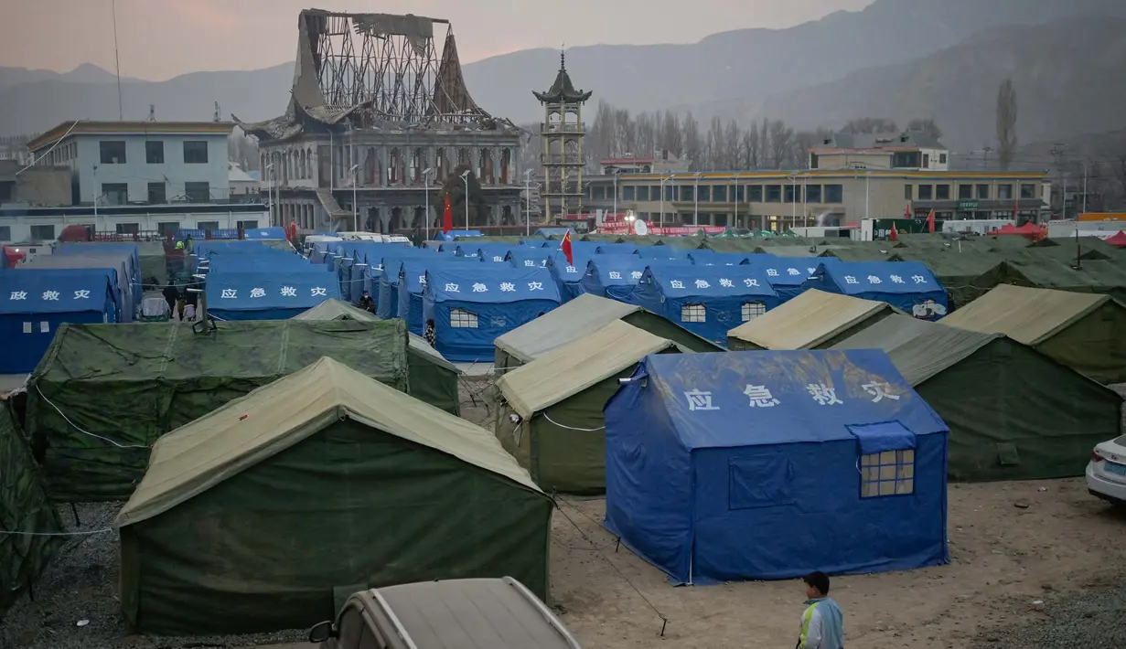 Suasana tenda-tenda bantuan pada 20 Desember setelah suhu semalam anjlok di bawah nol derajat Celcius. (PEDRO PARDO/AFP)