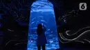 Pengunjung melihat satwa air yang ditampilkan di Jakarta Aquarium dan Safari, Jakarta, Rabu (27/1/2021). Jakarta Aquarium dan Safari (JAQS) memiliki satwa baru yang unik yaitu Naga Laut (Sea Dragons) dan Gurita Raksasa Giant Pacific Octopus (Enteroctopus Dofleini). (merdeka.com/Imam Buhori)