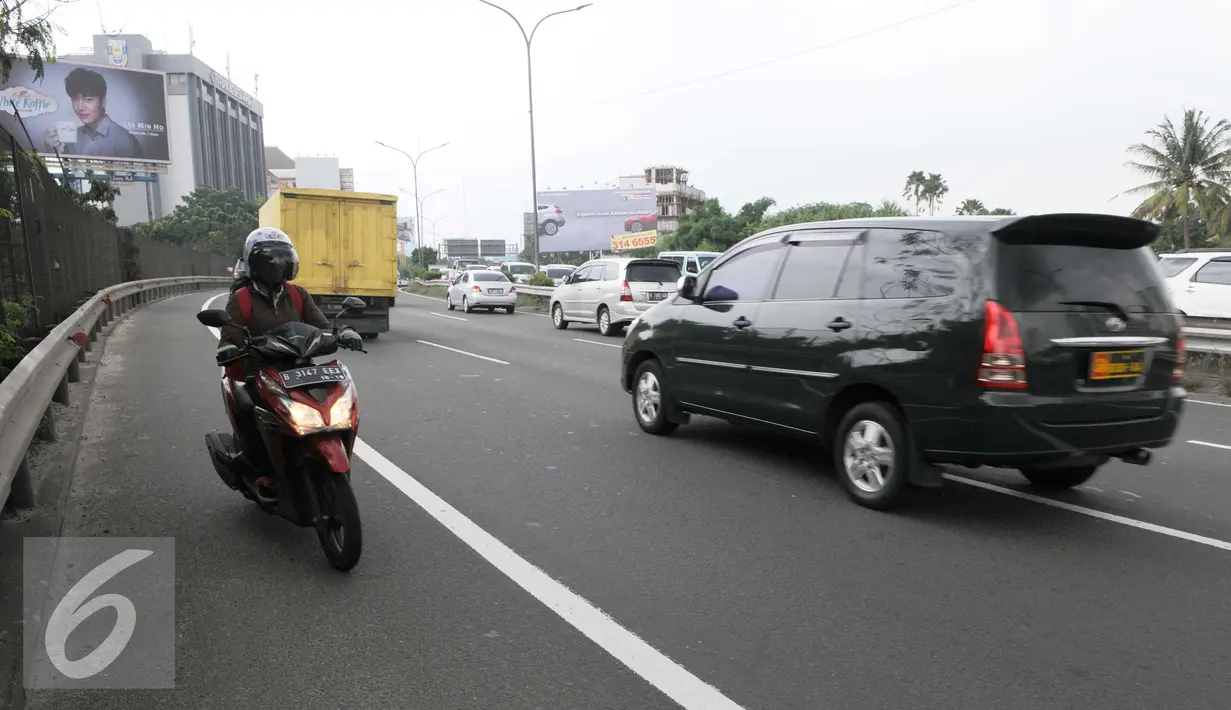 Seorang pengendara motor memasuki jalan tol arah Merak dari persimpangan Taman Anggrek, Jakarta (4/2). Minimnya rambu-rambu lalulintas jalan menuju tol Merak membuat pengendara motor tidak mengetahuinya. (Liputan6.com/Helmi Afandi)