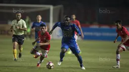 Gelandang Persib, Michael Essien, berusaha meleawti gelandang Persija, Sandi Sute, pada laga Liga 1 di Stadion GBLA Bandung, Jawa Barat, Sabtu (22/7/2017). Kedua klub bermain imbang 1-1. (Bola.com/Vitalis Yogi Trisna)