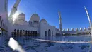 Suasana di halaman Masjid Agung Sheikh Zayed di ibukota UEA Abu Dhabi (15/3). Masjid ini dibangun dengan 82 kubah bergaya Maroko dan semuanya dihias dengan batu pualam putih. (AFP Photo/Giuseppe Cacace)
