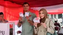 Ali Syakieb dan Margin Wieheerm tampil kompak dengan busana earth tone. Ali kenakan kemeja hijau keabuan dengan celana hitam. Sedangkan Marginnk kenakan double breasted blazer dan hijab cokelat [@alisyakieb]