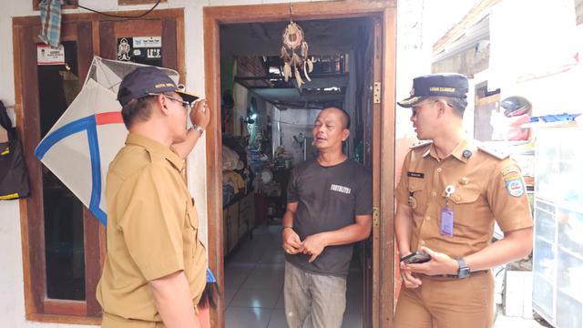 warga depok tinggal di rumah rawan ambruk