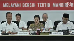 Menko PMK Puan Maharani didampingi Mensos Agus Gumiwang, Mendikbud Muhadjir Effendy, saat memimpin rapat tentang Percepatan Pemulihan Pasca Gempa Bumi NTB di Kantor Kemenko PMK, Jakarta, Senin (12/11). (Merdeka.com/ Iqbal S. Nugroho)