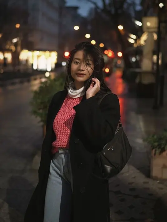 <p>Bahkan ketikaharus mengenakan baju musim dingin. Untuk menciptakan look layering isytimewa, ia memadukan nuansa cerah dan gelap, yang menjadikan tampilannya semarak. (Foto: Instagram/ Siti Adira Kirana)</p>