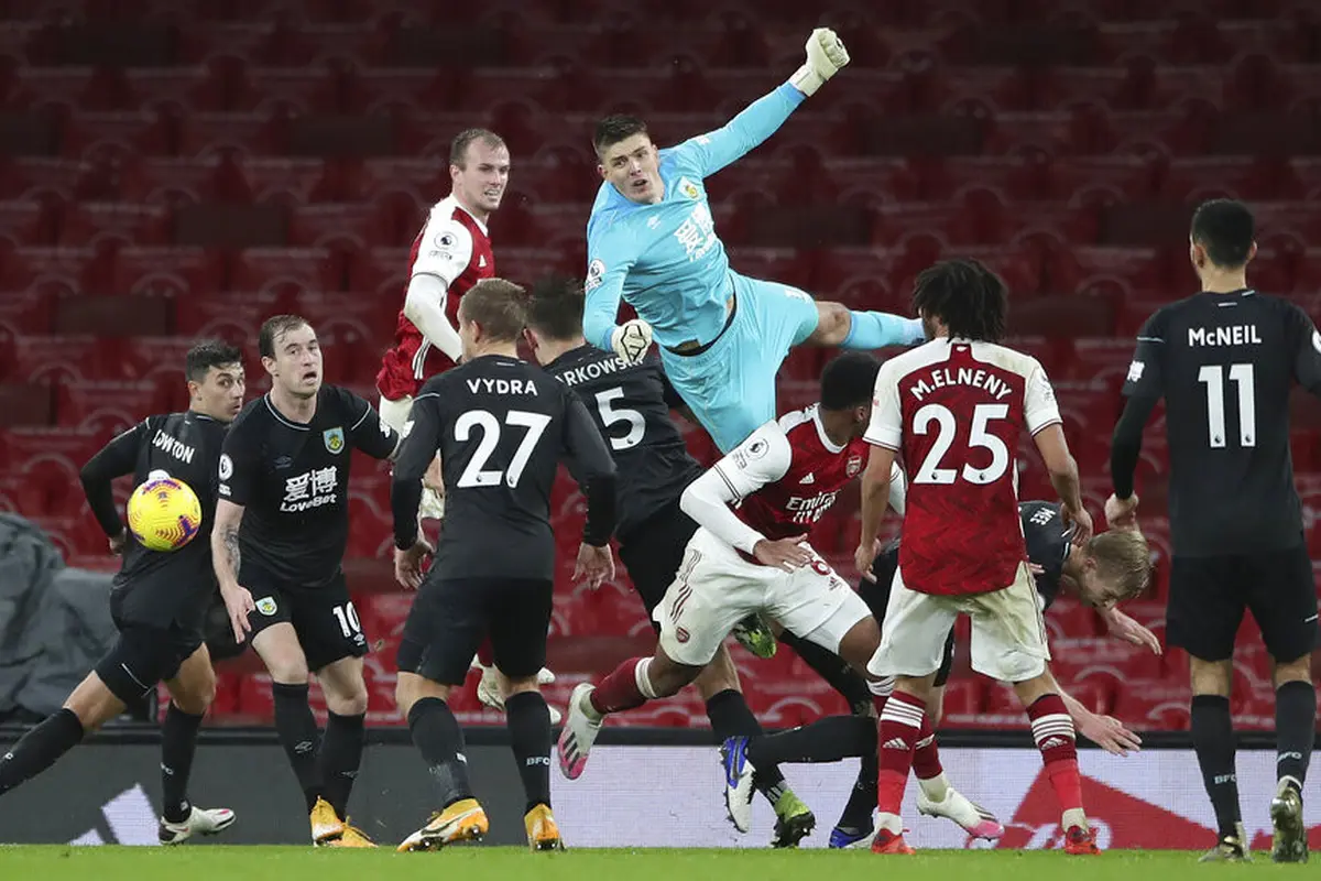 FOTO: Gol Bunuh Diri Aubameyang Buat Arsenal Kalah dari Burnley