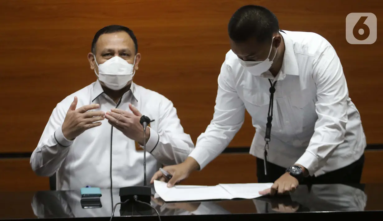 Ketua KPK, Firli Bahuri (kiri) bersiap memberi keterangan penahanan Direktur PT Aldira Berkah Abadi Makmur, Rudi Hartono Iskandar di Gedung KPK, Jakarta, Senin (2/8/2021). Rudi Hartono tersangka dugaan korupsi pengadaan tanah di Munjul Pondok Ranggon 2019. (Liputan6.com/Helmi Fithriansyah)