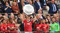  Zlatan Ibrahimovic mengangkat trofi juara  Community Shield usai timnya mengalahkan Leicester City 2-1.  (EPA/Andy Rain)