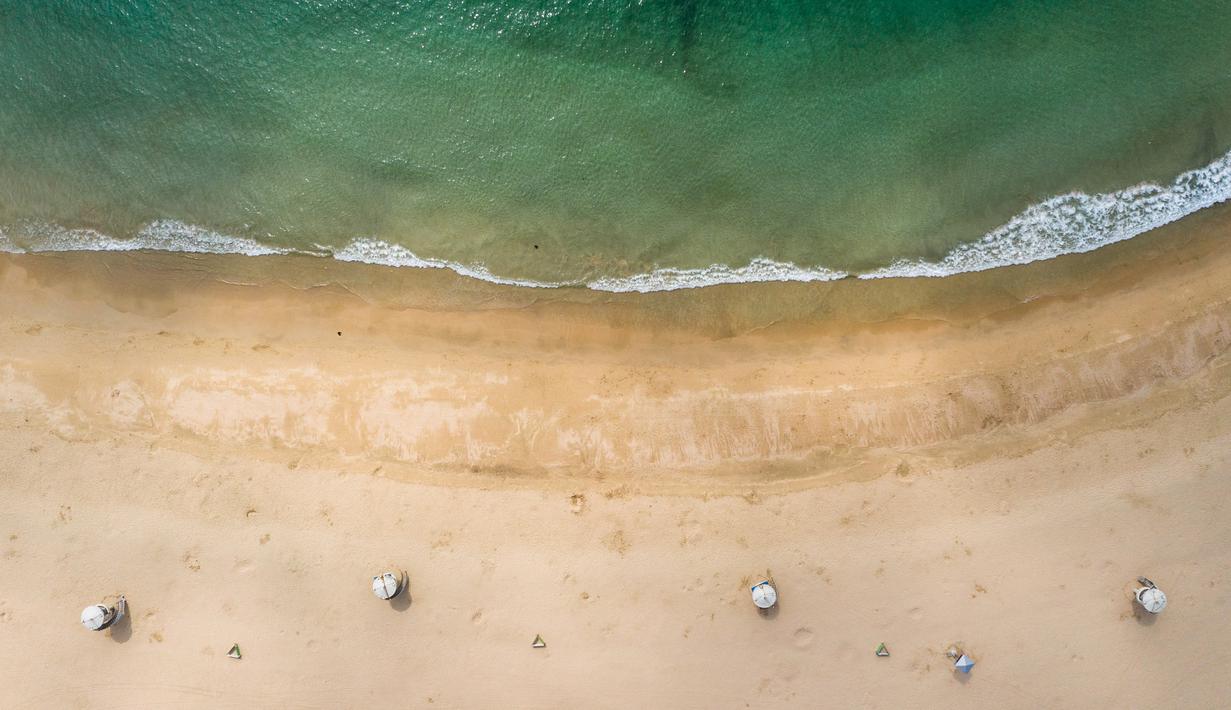 Foto udara memperlihatkan pantai tertutup di Shek O, Hong Kong, Kamis (17/3/2022). Pemerintah Hong Kong mengatakan akan menutup pantai umum untuk mengekang penyebaran virus corona COVID-19. (DALE DE LA REY/AFP)