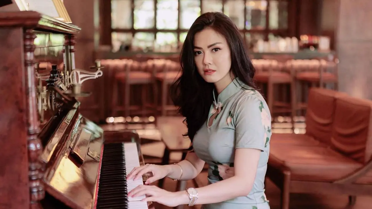 Jelang Hari Raya Imlek, Ini Potret Nita Gunawan dengan Cheongsam yang Menawan