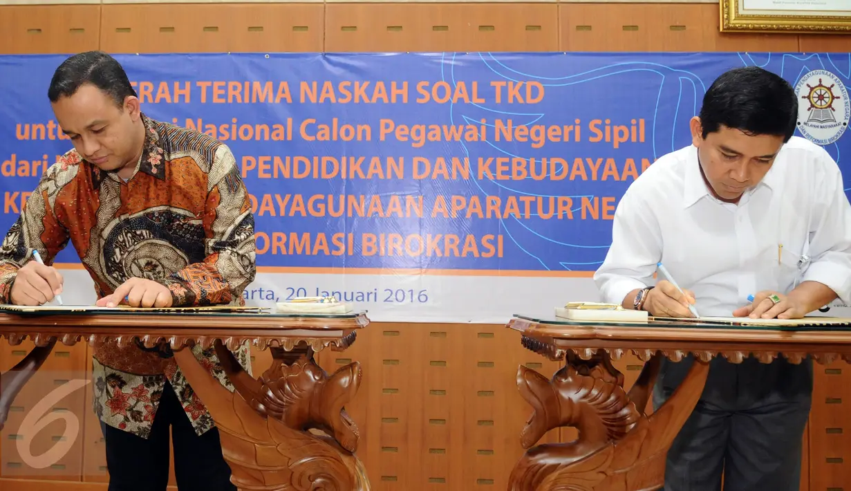 Mendikbud, Anies Baswedan (kiri) bersama Menpan-RB, Yuddy Chrisnandi menandatangi nota kesepahaman naskah soal Tes Kompetensi Dasar CPNS tahun 2016 di Kemendikbud, Jakarta, Rabu (20/1/2016). 18.820 soal telah disusun. (Liputan6.com/Helmi Fithriansyah)