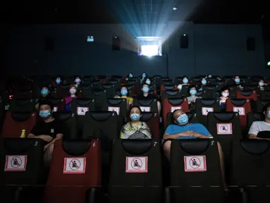 Pengunjung menyaksikan film di sebuah bioskop di Wuhan, Provinsi Hubei, China, Senin (20/7/2020). Dengan mengambil berbagai langkah pencegahan COVID-19, bioskop-bioskop di Kota Wuhan mulai kembali dibuka secara bertahap pada 20 Juli 2020. (Xinhua/Xiao Yijiu)