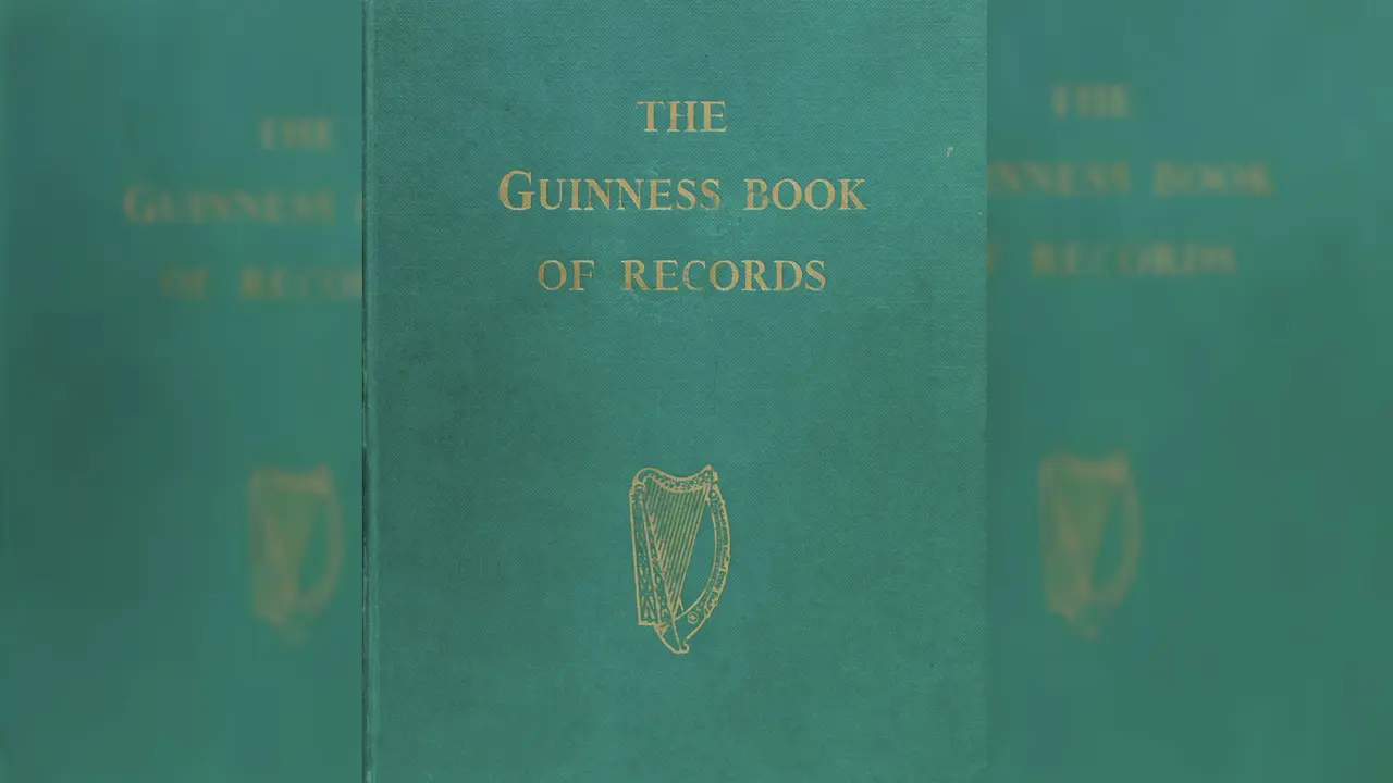 Buku edisi pertama The Guinness Book of Records. (IBTimes)