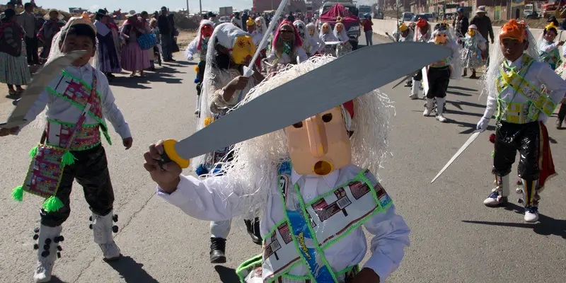 Siswa Bolivia Kenakan Kostum Sampah Daur Ulang