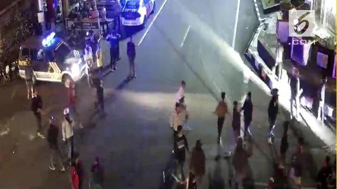 CCTV di pusat kota Magelang merekam kerumunan massa yang sedang tawuran. (foto: Liputan6.com/istimewa/edhie prayitno ige)